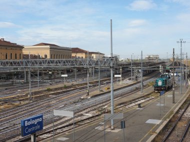 BOLOGNA, İTALYA - CIRCA Eylül 2022: Bologna Centrale Tren İstasyonu