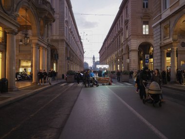 TÜRİN, İTALYA - ÇİRKA 2022 ARALIK: Torino şehrinin gece görüşü