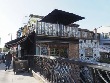 LONDON, İngiltere - CIRCA ECTOBER 2022: Köprü kenarındaki kafe