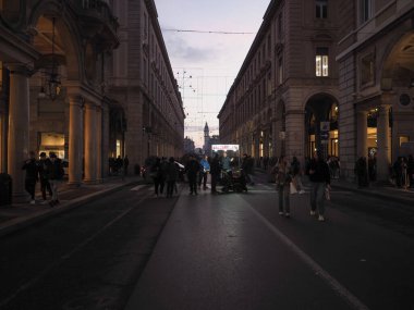 TÜRİN, İTALYA - ÇİRKA 2022 ARALIK: Torino şehrinin gece görüşü