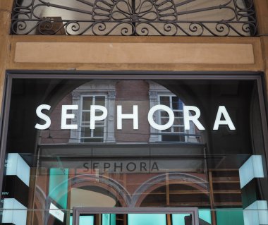 BOLOGNA, İTALYA - SİRKA Eylül 2022: Sephora mağaza önü işareti