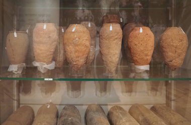 TURIN, İTALYA - CRCA Aralık 2022: Egizio Müzesi 'nde bira kavanozları