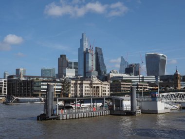 LONDON, İngiltere - CIRCA ECTOBER 2022: Thames Nehri 'nden görülen Londra silueti