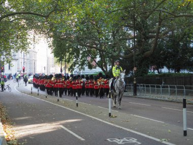 LONDON, İngiltere - CIRCA ECTOBER 2022: Grenatier muhafız grubu