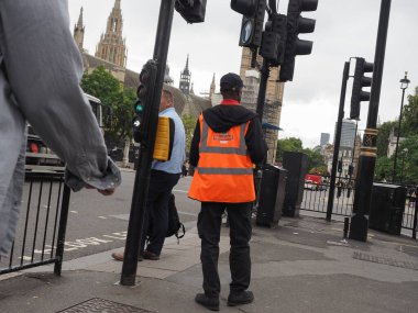 LONDON, İngiltere - CIRCA ECTOBER 2022: Londra şehir merkezinde posta dağıtan Kraliyet Postacısı