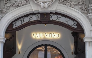 VIENNA, AUSTRIA - CRCA EPTESİ 2022 Valentino mağaza önü tabelası