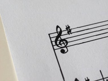 Bir müzik ekibinde üç düğmeli anahtar ve keskin.