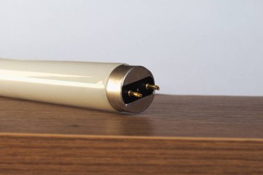 Tahta masaüstünde floresan lamba.