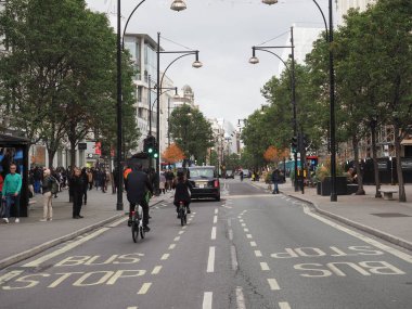 LONDON, İngiltere - CRCA ECTOBER 2022: Oxford Caddesi 'ndeki İnsanlar