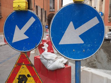 Düzenleyici işaretler, ok trafik işareti ile belirtilen yönde ilerleyin