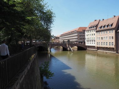 NUERNBERG, GERMANY - CRCA HAZİRAN 2022: Bruecke Müzesi çeviri müzesi köprüsü Pegnitz Nehri üzerinde