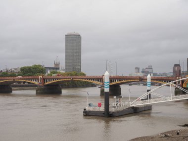 LONDON, İngiltere - CIRCA ECTOBER 2022: Thames Nehri ve Vauxhall Köprüsü 'nün panoramik manzarası