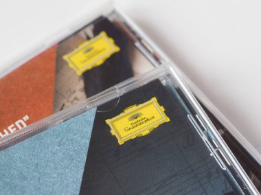 BERLİN, GERMANY - CIRCA JANUARY 2023: Deutsche Gramofon klasik müzik CD 'leri
