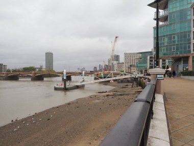 LONDON, İngiltere - CIRCA ECTOBER 2022: Thames Nehri ve Vauxhall Köprüsü 'nün panoramik manzarası