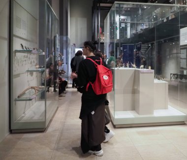 TURIN, İTALYA - CIRCA 2022 ARALIŞI: Mısır Müzesi Egizio Müzesi 'ni ziyaret eden turistler