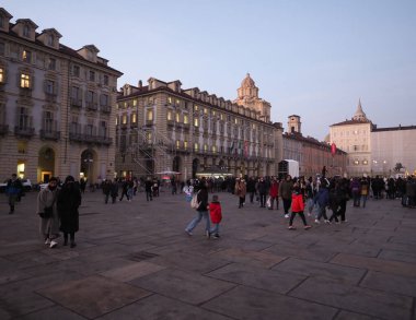TÜRİN, İTALYA - ÇİRKA 2022 ARALIK: Torino şehrinin gece görüşü