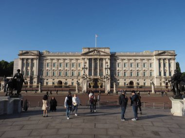 LONDON, İngiltere - CRCA ECTOBER 2022 Buckingham Sarayı