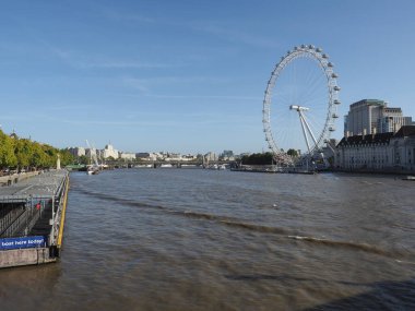 LONDON, İngiltere - CIRCA ECTOBER 2022: Thames Nehri 'nin panoramik manzarası