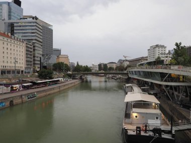 VIENNA, AUSTRIA - CIRCA AĞUSTOS 2022: Donaukanal tercümesi Tuna Kanalı su kanalı