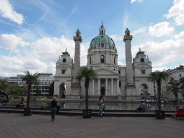 VIENNA, AUSTRIA - CRCA EPTESİ 2022: Karlskirche çeviri St Charles Borromeo Kilisesi