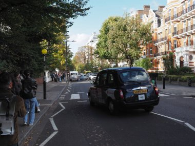 LONDON, UK - CIRCA OCTOBER 2022: Abbey Road zebra geçişi 1969 Beatles albüm kapağı tarafından meşhur edildi