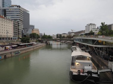 VIENNA, AUSTRIA - CIRCA AĞUSTOS 2022: Donaukanal tercümesi Tuna Kanalı su kanalı