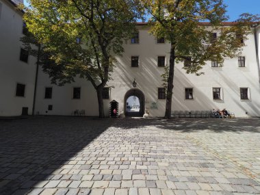 BRNO, CZECH CUMHURİYETİ - CRCA EPTEMİ 2022: Tepedeki Dökük Şato