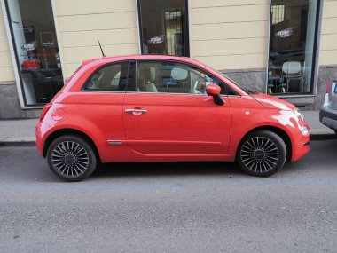 TURIN, İTALYA - CIRCA HAZİRAN 2023: Kırmızı Fiat 500 araba