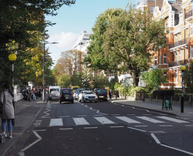 LONDON, UK - CIRCA OCTOBER 2022: Abbey Road zebra geçişi 1969 Beatles albüm kapağı tarafından meşhur edildi