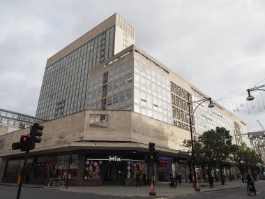 LONDON, İngiltere - CRCA ECTOBER 2022: Oxford Caddesi 'ndeki İnsanlar