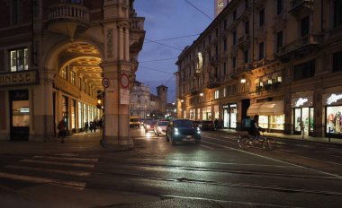 TÜRİN, İTALYA - ÇİRKA 2022 ARALIK: Torino şehrinin gece görüşü