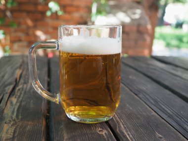 Bar masasında büyük bir bira bardağı.