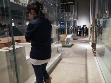 TURIN, İTALYA - CIRCA 2022 ARALIŞI: Mısır Müzesi Egizio Müzesi 'ni ziyaret eden turistler