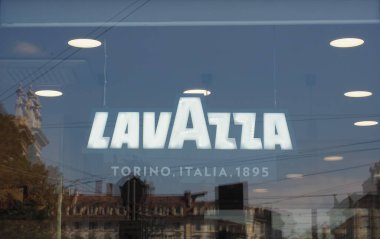 TURIN, İTALYA - SİRKA Eylül 2022 Lavazza mağaza önü tabelası