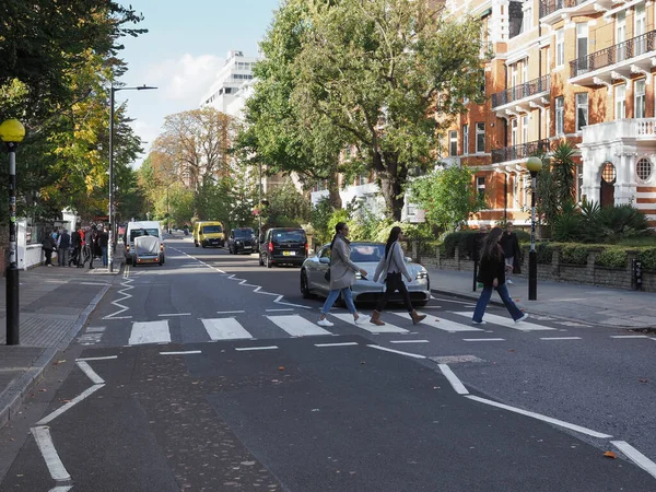 London Circa October 2022 People Crossing Abbey Road Zebra Crossing — Stok fotoğraf