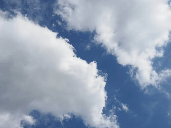 Ciel Bleu Avec Des Nuages Utiles Comme Arrière Plan — Photo