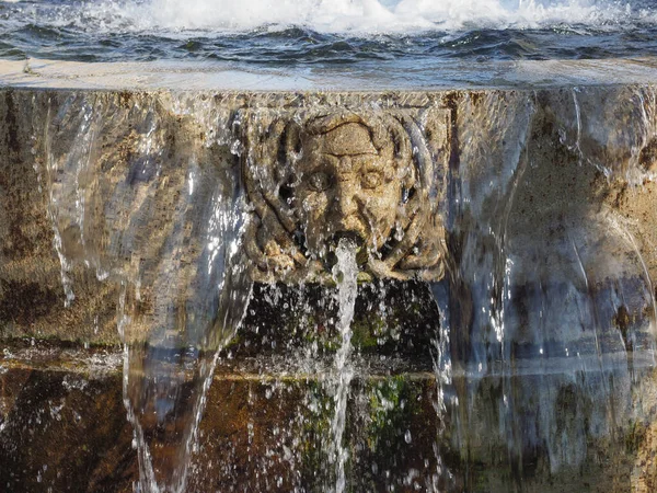 Wasserfall Aus Einem Alten Steinernen Brunnen — Stockfoto
