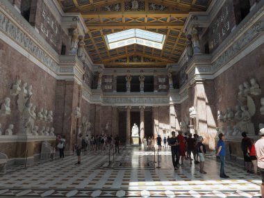 DONAUSTAUF, ALMANY - CRCA HAZİRAN 2022: Walhalla Şöhret Salonu 'nun İçi