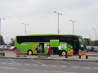 BRATISLAVA, SLOVAKIA - CIRCA SEPTEMBER 2022: Stefanik Havaalanı 'ndaki Flixbus