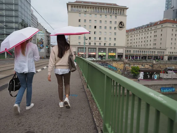 Vienna Austria Circa Augaugust 2022 도나우 가로지르는 다리를 건너는 여성들 — 스톡 사진