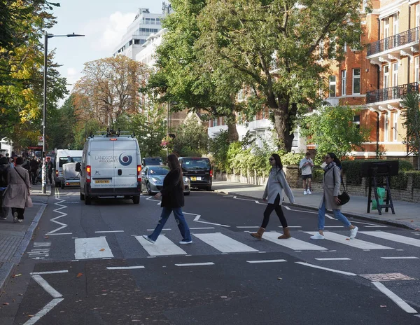 London Circa October 2022 People Crossing Abbey Road Zebra Crossing — Foto Stock
