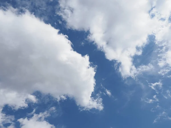 Céu Azul Com Nuvens Úteis Como Fundo — Fotografia de Stock