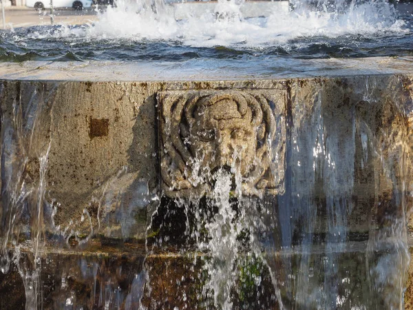 Каскад Воды Древнего Каменного Фонтана — стоковое фото