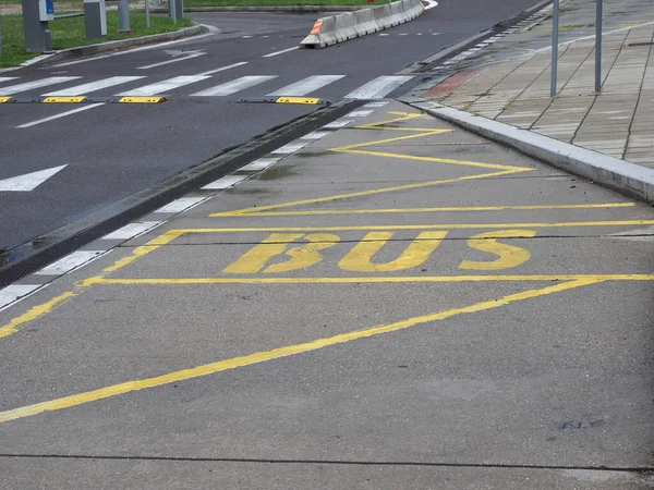 黄色いバス停の標識があります — ストック写真