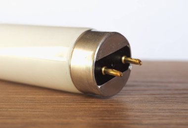 Tahta masaüstünde floresan lamba.