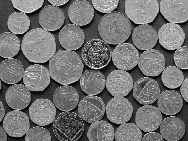 英镑硬币 联合王国货币 黑白相间 背景为黑色 — 图库照片