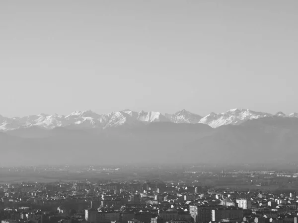 意大利都灵市的空中景观 背景为黑白相间的阿尔卑斯山山脉 — 图库照片
