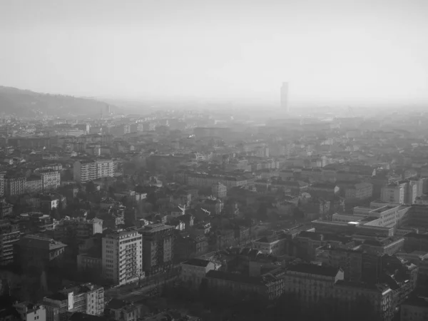 意大利都灵市的空中风景 烟雾弥漫 白纸黑字 — 图库照片