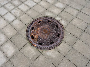 BRATISLAVA, SLOVAKIA - CIRCA SEPTEMBER 2022: eski paslanmış rögar kapağının ayrıntıları