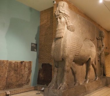 LONDON, İngiltere - CIRCA ECTOBER 2022: Sargon Sarayı 'nın Asur kanatlı boğaları MÖ 860 dolaylarında British Museum' da